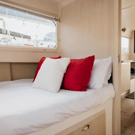 Waterfront Houseboat Hotel Cape Town Exterior photo